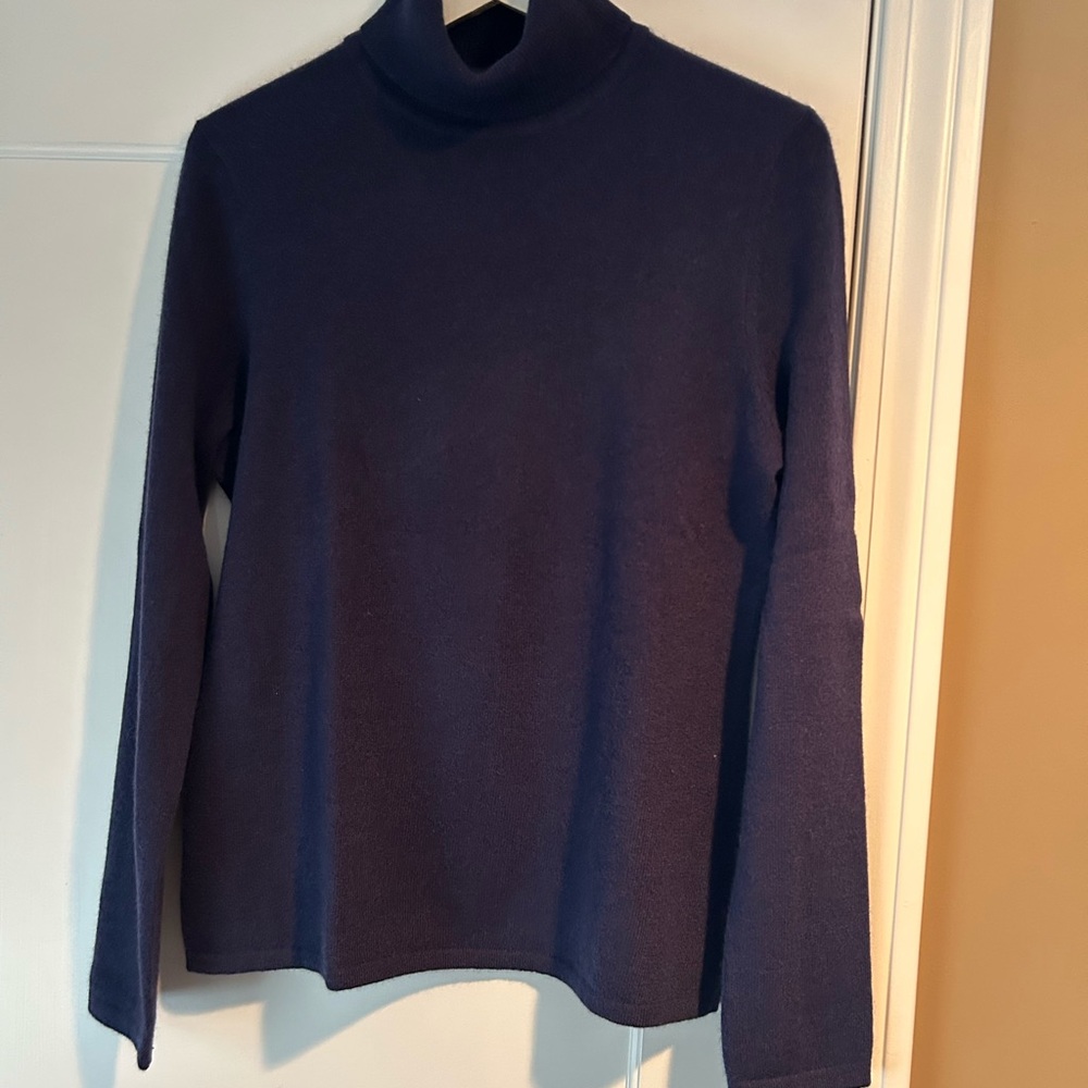 Ladies Cashmere Turtleneck Sweater,Size Large,Never Worn, Smoke/Pet Free Home